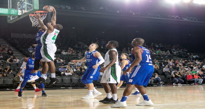 Özel maçta Darüşşafaka, Anadolu Efes'i yendi...