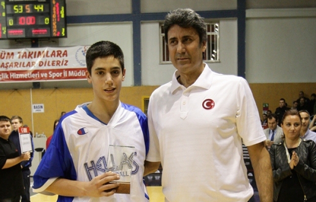 Pana 17 yaşındaki Koniaris ile 5 yıllık sözleşme imzaladı.