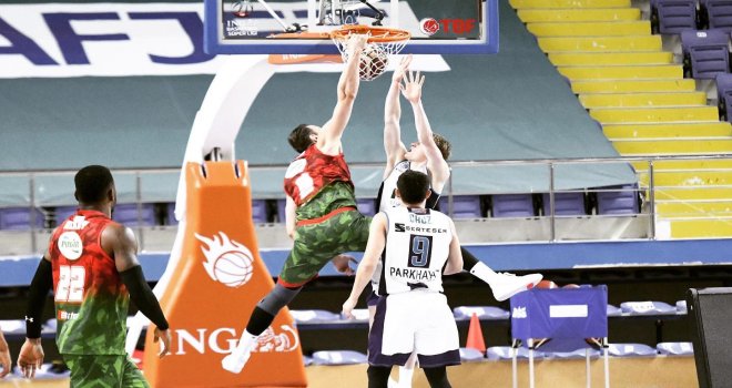 Pınar Karşıyaka 14 sayı geriden geldi...