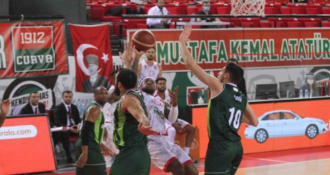 Pınar Karşıyaka evinde çok rahat