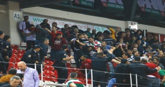 Pınar Karşıyaka-Fenerbahçe maçında olaylar çıktı!..