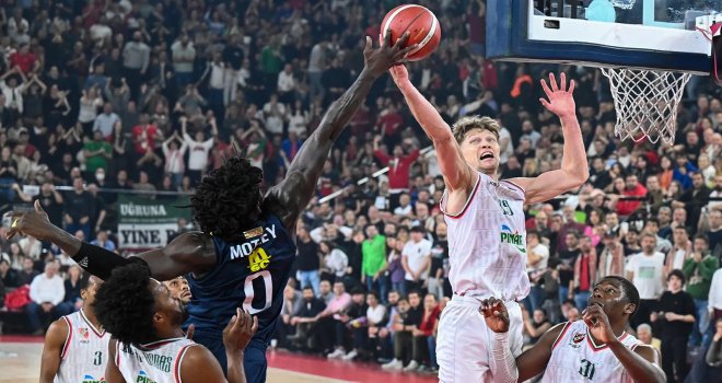 Pınar Karşıyaka, Fenerbahçe'yi devirdi