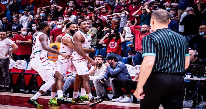 Pınar Karşıyaka İsrail'de saatlerce bekletildi...