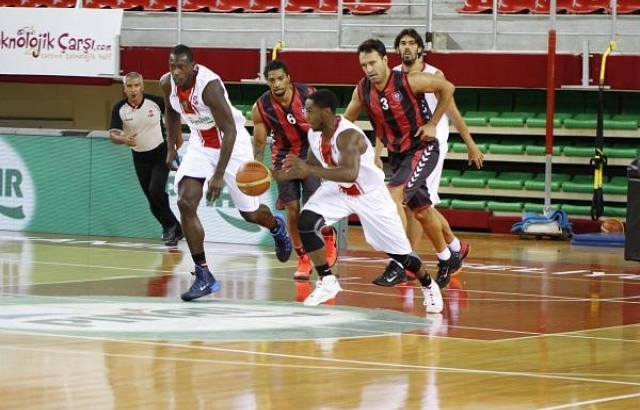 Pınar Karşıyaka, Uşak Sportif'i mağlup etti