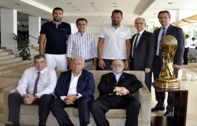 Pınar Karşıyaka'dan Selçuk Yaşar'a kupalı ziyaret