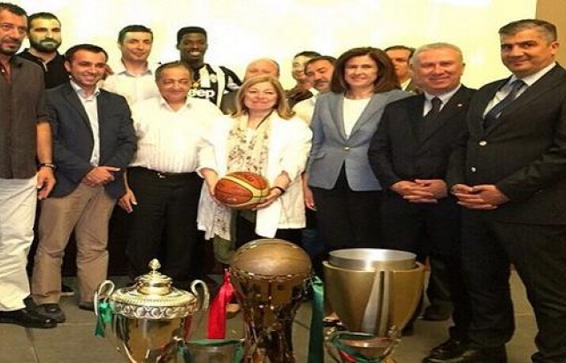 Pınar'dan şampiyon Karşıyaka'ya yemek...