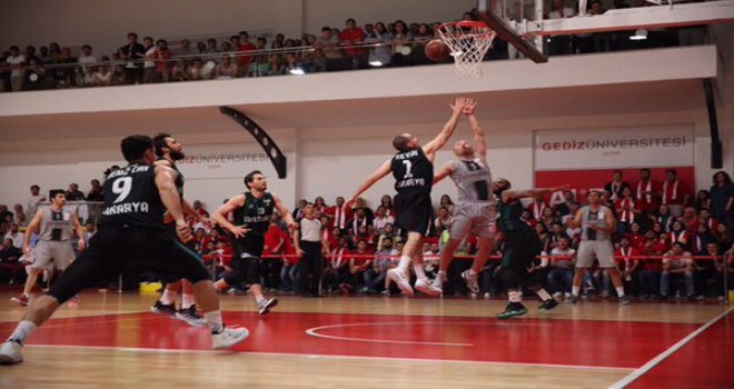 Sakarya Büyükşehir Gediz Üniversitesi'ni yine avladı...
