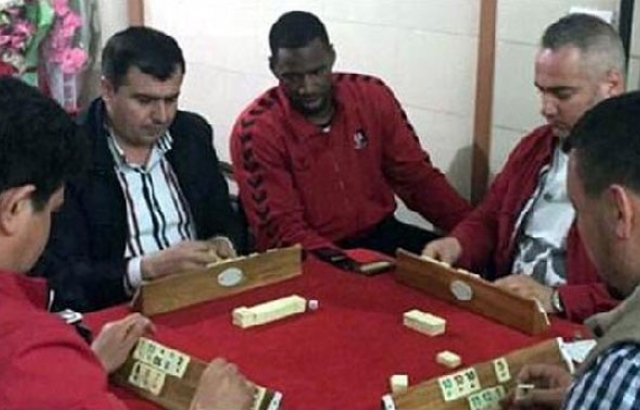 Sam Young'ın okey fotoğrafı sosyal medyayı salladı