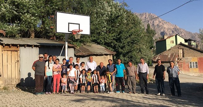 Sebze kasasını pota yapan Hakkarili çocukların isteği gerçekleşti...