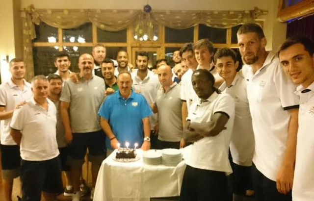 Selçuk Ernak'a sürpriz doğumgünü