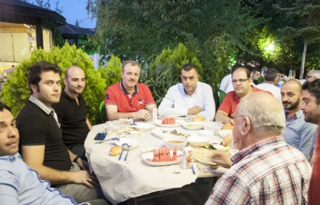 SELÇUK ÜNİVERSİTESİ'NDE BASKETBOL CAMİASINA İFTAR