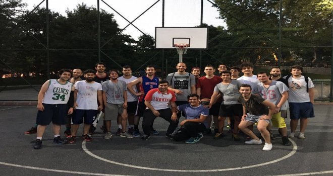 Sinan Güler de sokakta gençlerle basketbol oynadı...