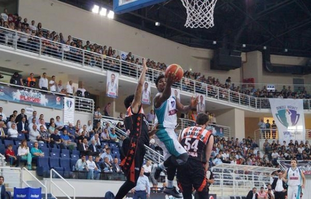 Sinpaş Denizli Basket seride 1-0 önde