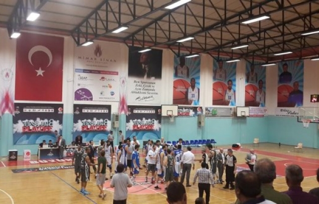 Thompson coştu Tüyap Büyükçekmece Akhisar'ı eledi