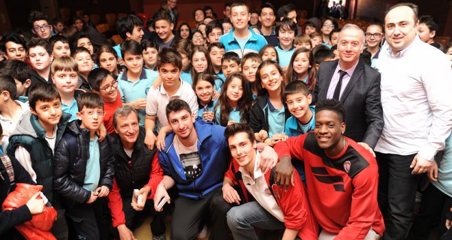 TOFAŞ'ta genç oyuncular Koç Ortaokulu'nda öğrencilerle buluştu