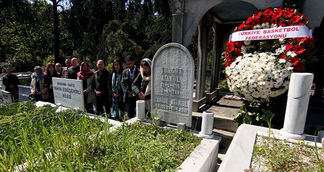 Turgut Atakol kabri başında anıldı