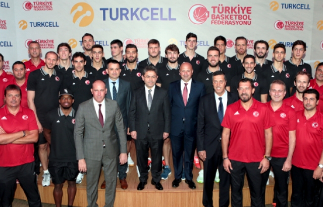 Turkcell ve 12 Dev Adam yemekte biraraya geldiler...