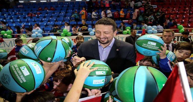 Türkoğlu: İzmit Belediyesi?nin basketbol topu dağıtımı Türkiye?ye bir örnektir