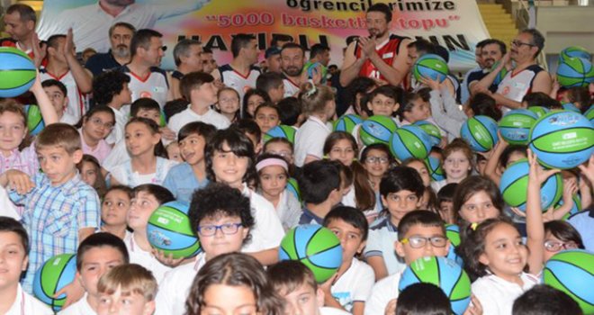 Türkoğlu ve Yıldırım çocuklara top dağıttı