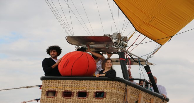 Tutku Açık göklerden üçlük attı