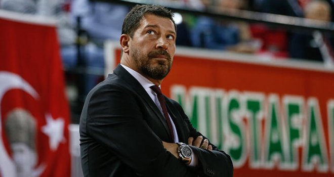 Ufuk Sarıca 3 yıl daha Pınar Karşıyaka'da 