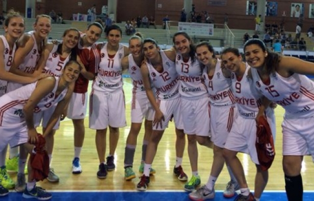 ÜMİT KIZLARIMIZ ÇEKLER'E FARK ATTI