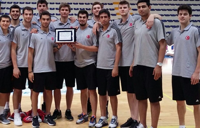 Ümit Millilerimiz Polonya'ya kaybetse de birinci oldu