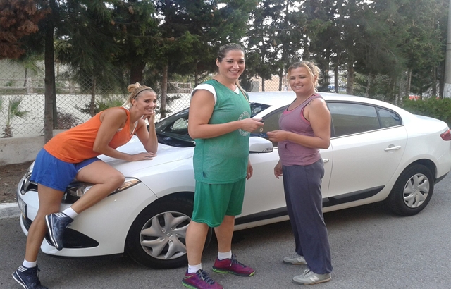 Urla Gençlik Belediye'den oyuncularına araba...