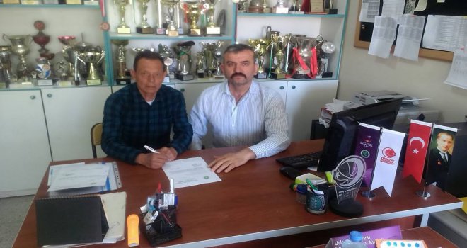 Urla Gençlik, Cenk Dumlupınar ile sözleşme yeniledi