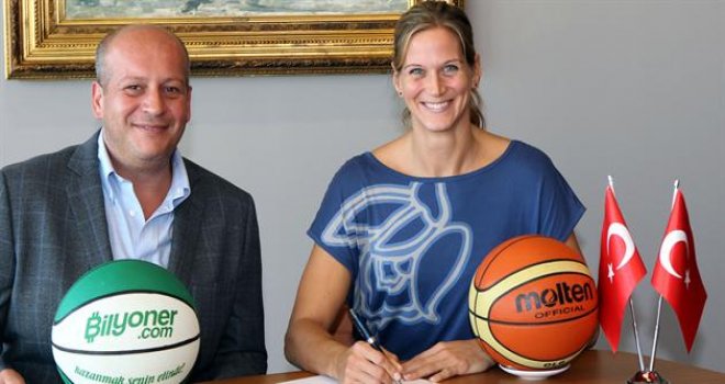 Yakın Doğu Üniversitesi BGD Anna Vajda'ya imzayı attırdı