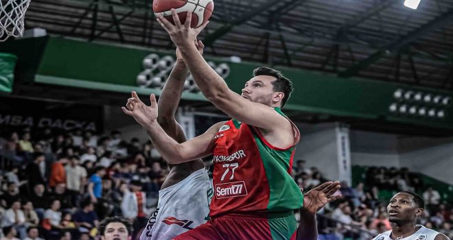 Yalovaspor umudunu sürdürdü, Darüşşafaka'yı ateşe attı