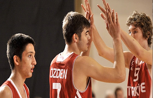 Yıldız Erkekler Sırbistan'a kaybetti...