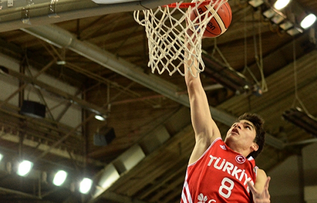 Yıldız Erkekler Yunanistan'ı ezdi geçti...