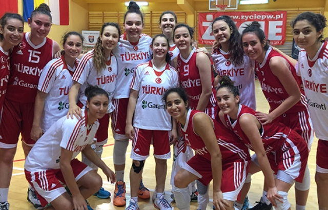 Yıldız Kızlarımız Polonya'yı yendi