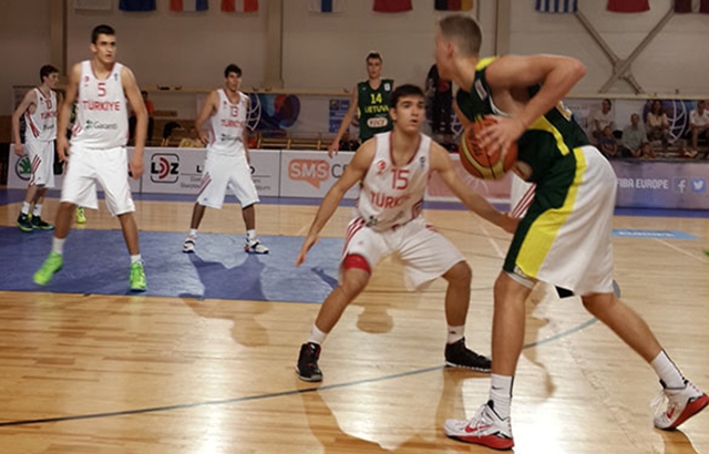 Yıldız Erkekler galibiyetle başladı...